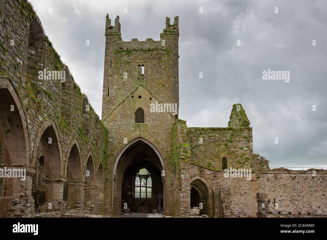 Turm der Ruinen von Jerpoint Abbey, wurden im zwölften Jahrhundert, Zisterzienserstil, THOMASTOWN, IRLAND gebaut Stockfoto