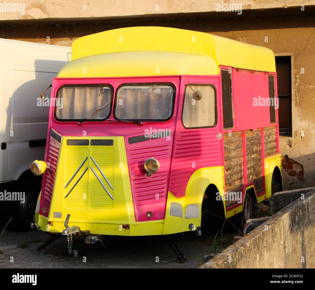 Citroen HY Split-Screen-Van mit verputzten Fenstern und einem Abschlepphaken, der vor einem Haus in Cueto Cantabria in Spanien geparkt ist und etwas Aufmerksamkeit braucht Stockfoto