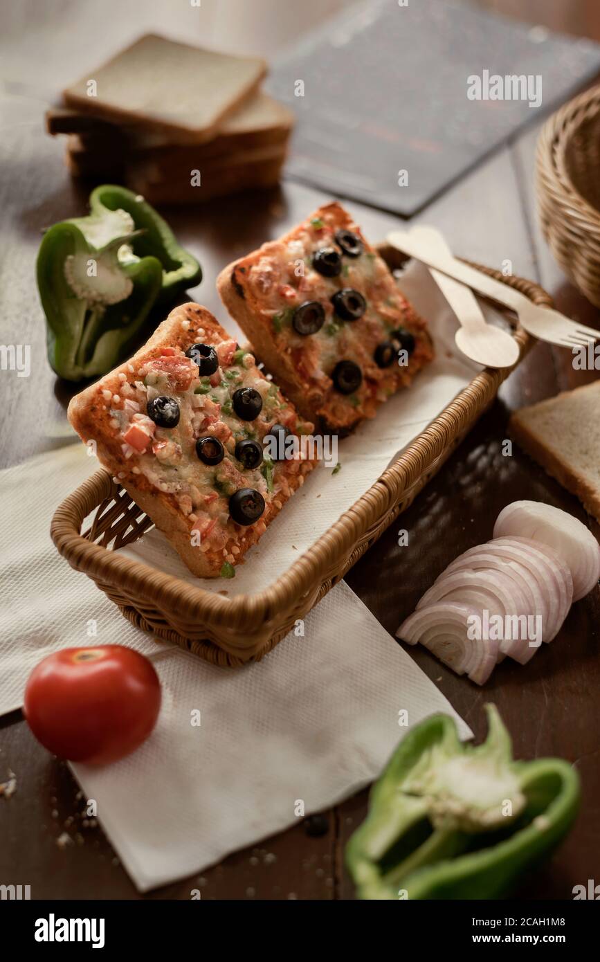 Food-Foto von einer Brot-Pizza mit Oliven und andere Zutaten Stockfoto