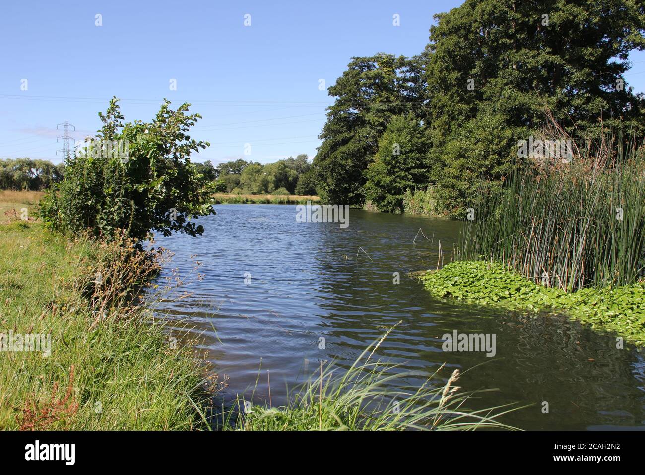 Ein landschaftlich schöner Flussabschnitt im Sommer Stockfoto