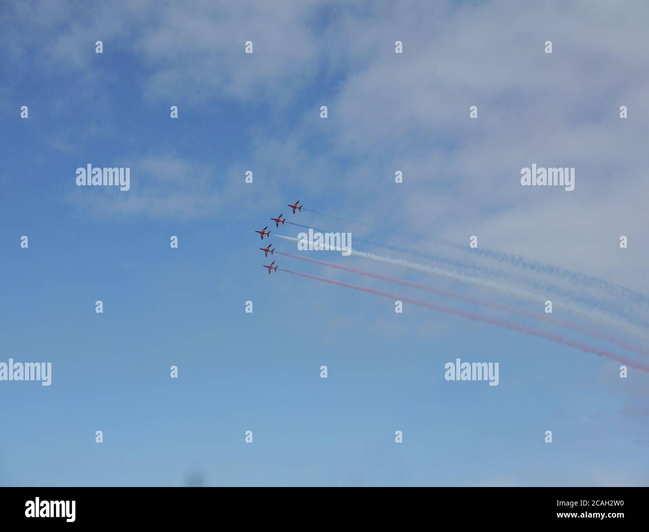 Rote Pfeile im Flug Stockfoto