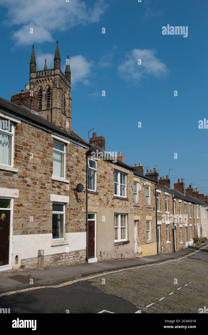 Reihenhäuser auf einer Straße in der Domstadt Durham, Grafschaft Durham, England. Stockfoto