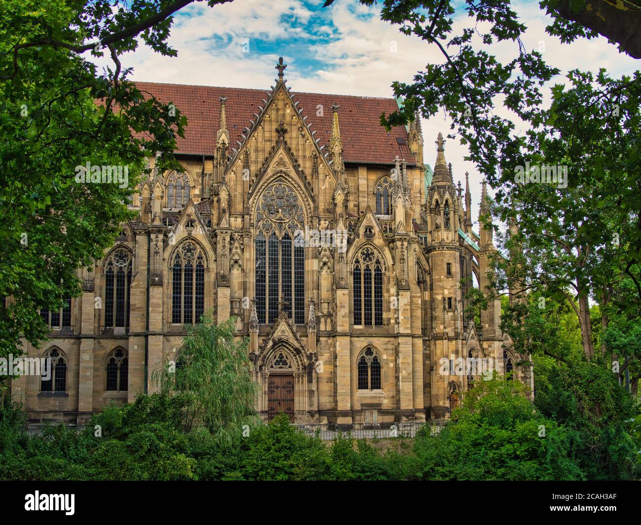Der Feuersee in Stuttgart mit seinem Springbrunnen und einigen Schwänen. Hier sehen Sie die Kirche. Stockfoto