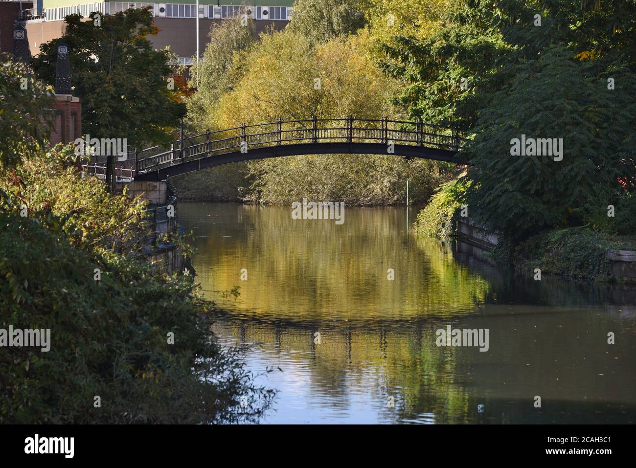 Eine gewölbte Brücke spiegelt sich in den stillen Gewässern des Flusses Kennet im Zentrum von Reading, Berkshire Stockfoto
