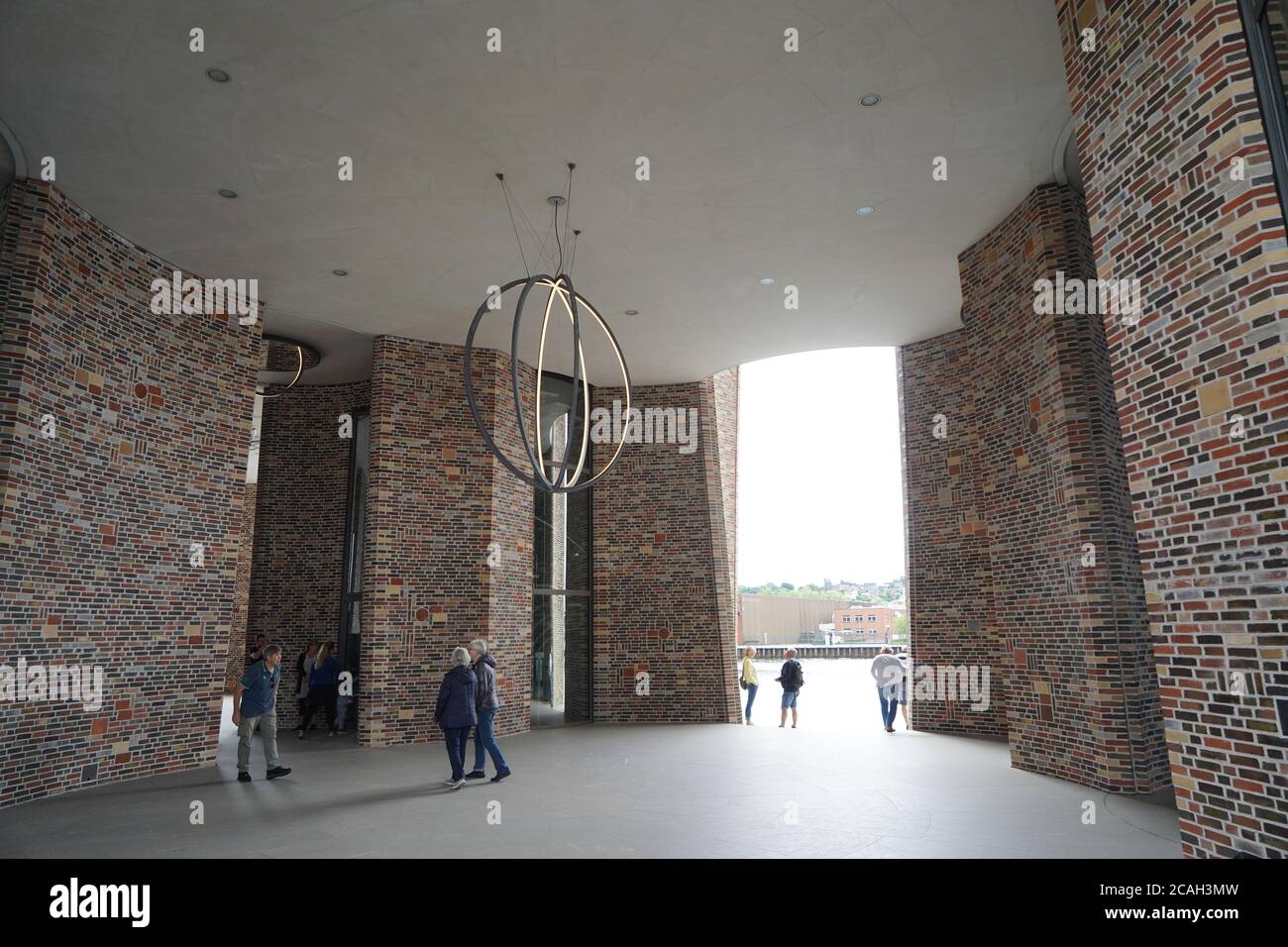 Vejle, Dänemark. Juli 2020. Blick in den Fjordenhus an der Hafenfront von Vejle. Der Schöpfer dieses Gebäudes im Hafenbecken ist der weltberühmte dänisch-isländische Künstler Olafur Eliasson. Es dient als Hauptsitz für Kirk Kapital A/S. Olafur Eliassons Kunstwerke im Erdgeschoss sind fast den ganzen Tag für die Öffentlichkeit zugänglich. Quelle: Jörg Carstensen/dpa/Alamy Live News Stockfoto