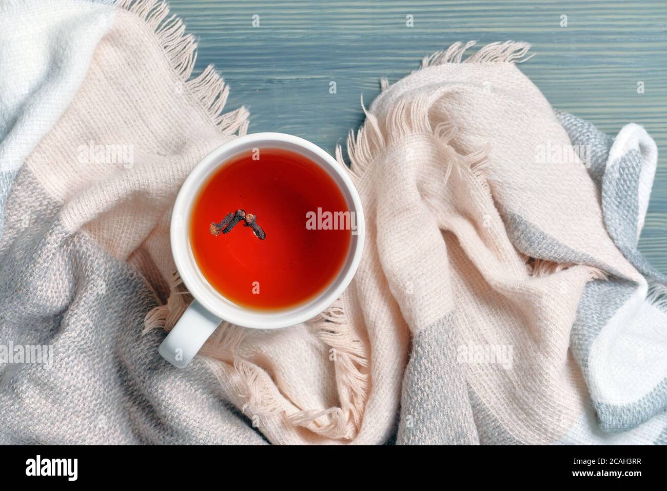Herbstkonzept mit Tee und Schal mit Draufsicht. Stockfoto