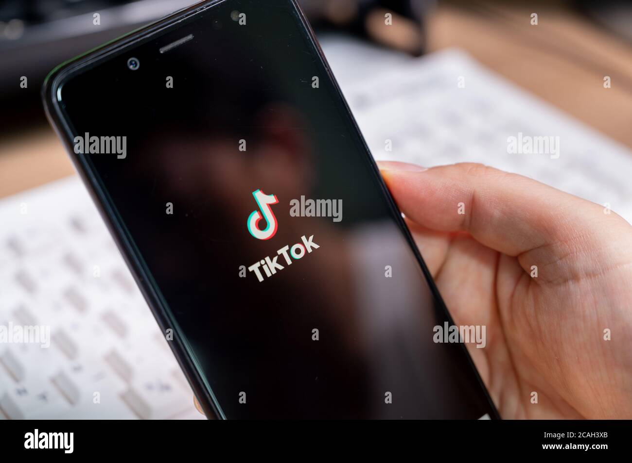 Seoul, Südkorea - Juli 2020: TIK Tok-Anwendungssymbol auf dem Smartphone-Bildschirm Nahaufnahme. Stockfoto