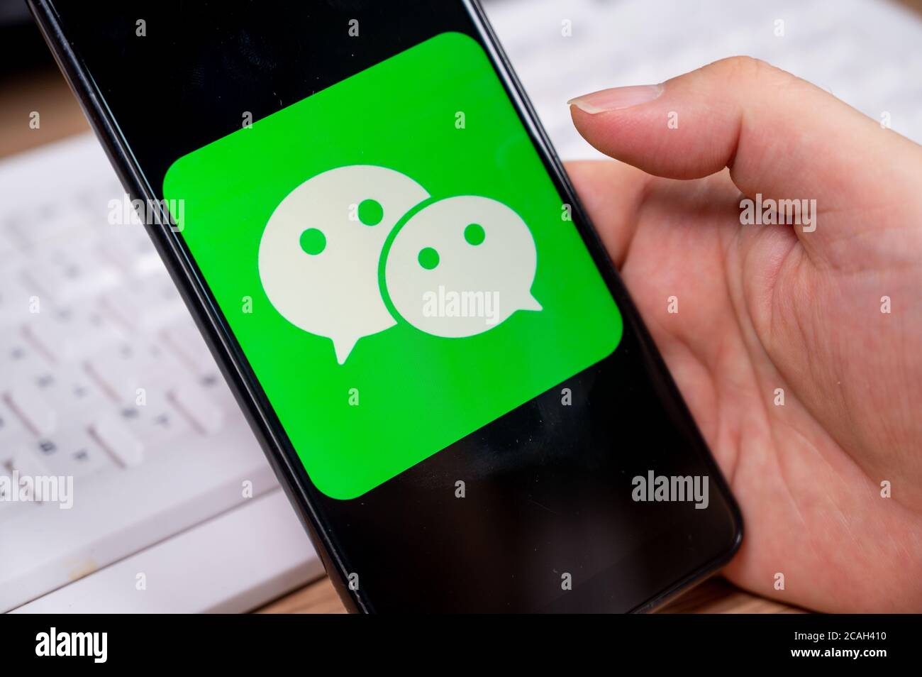 Seoul, Südkorea - Juli 2020: WeChat-Anwendungssymbol auf dem Smartphone-Bildschirm Nahaufnahme. Stockfoto