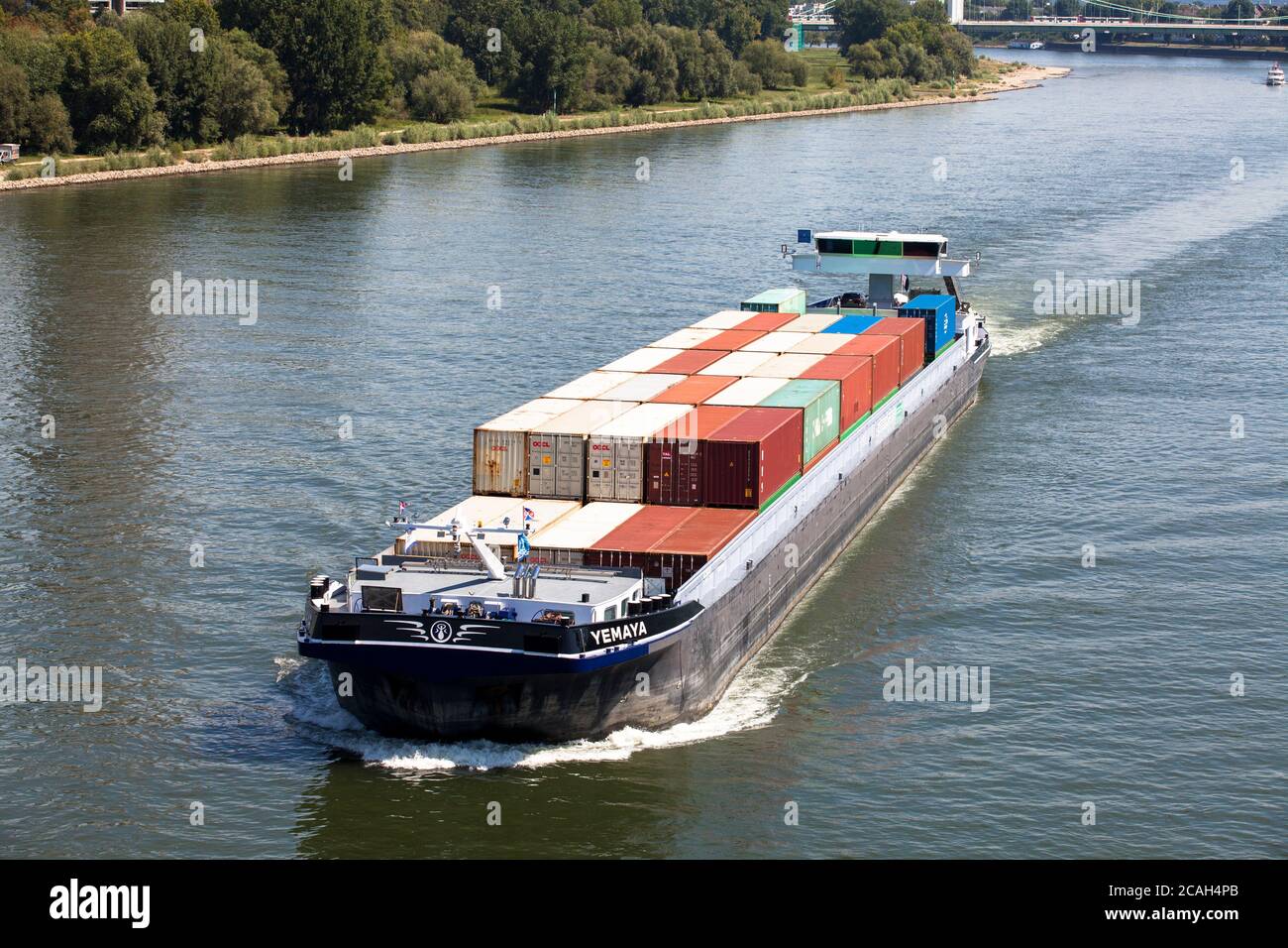 Ein Containerschiff auf dem Rhein, Köln, Deutschland. Ein Containerschiff auf dem Rhein, Köln, Deutschland. Stockfoto