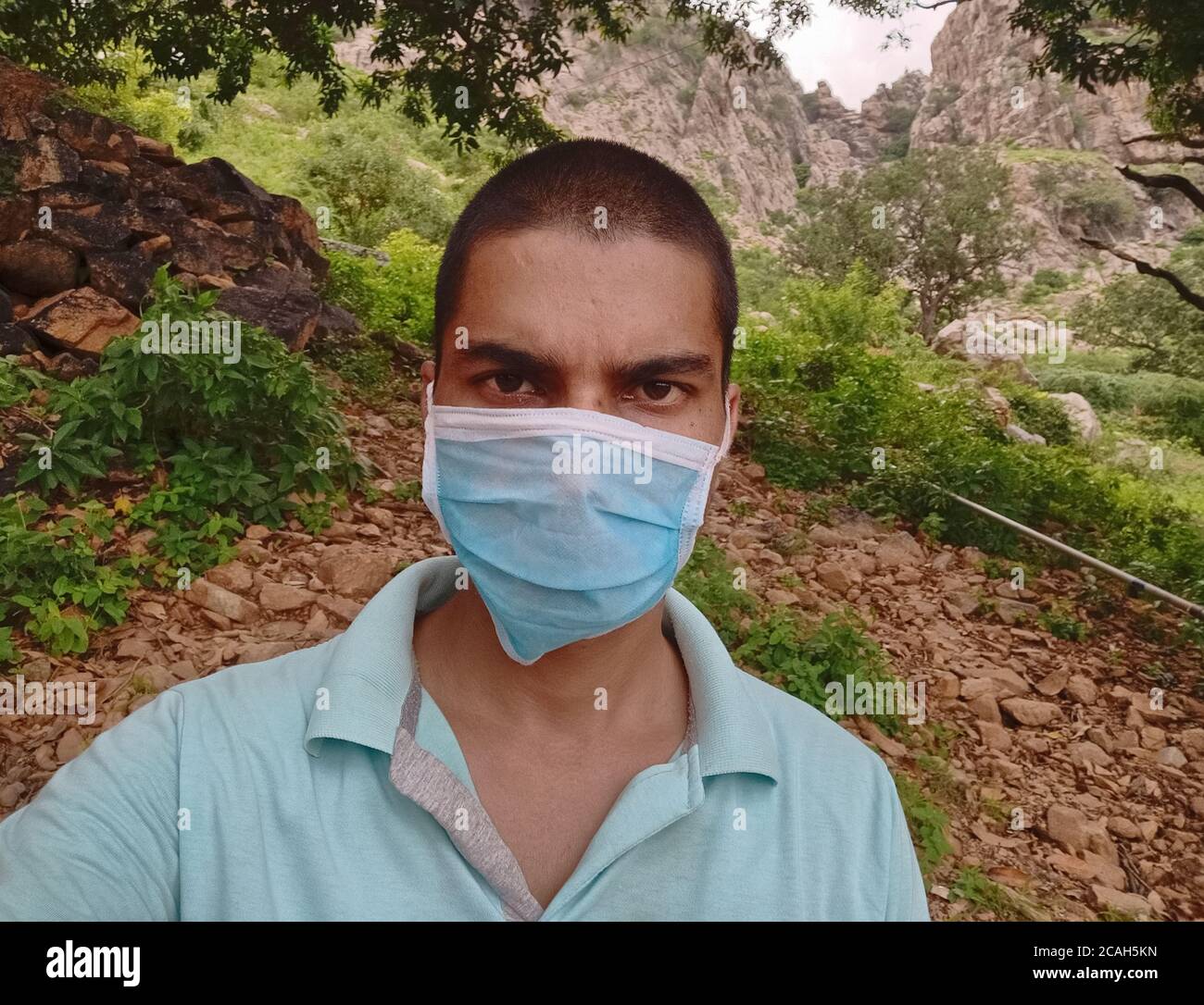 Indischer Junge trägt eine Gesichtsmaske Stockfoto