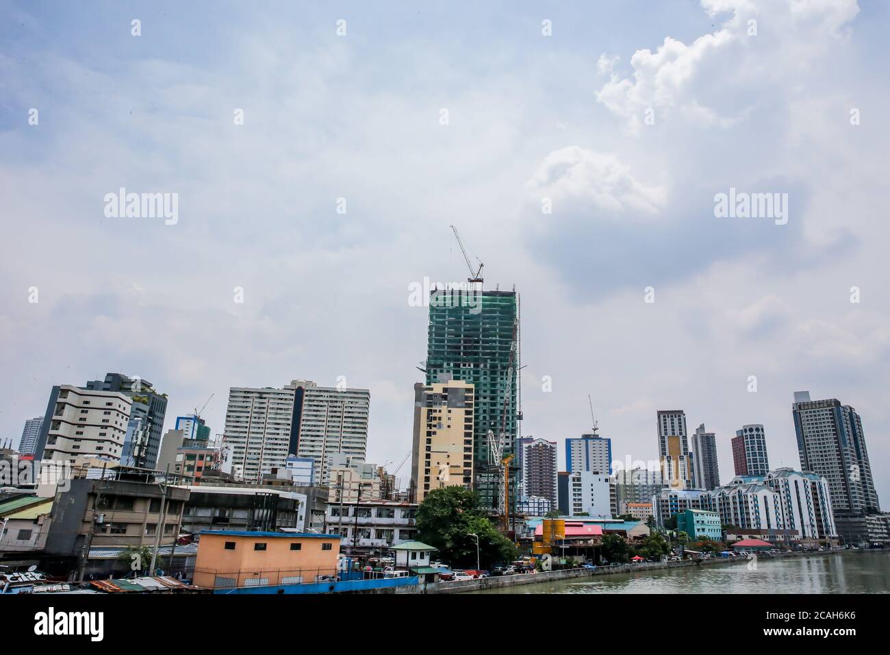 Manila. August 2020. Am 7. August 2020 sind Gebäude in Manila auf den Philippinen zu sehen. Die BIP-Wachstumsrate der Philippinen sank um 16.5 Prozent im zweiten Quartal 2020, das niedrigste verzeichnete vierteljährliche Wachstum seit 1981, was das Land in eine technische Rezession gebracht. Quelle: Rouelle Umali/Xinhua/Alamy Live News Stockfoto