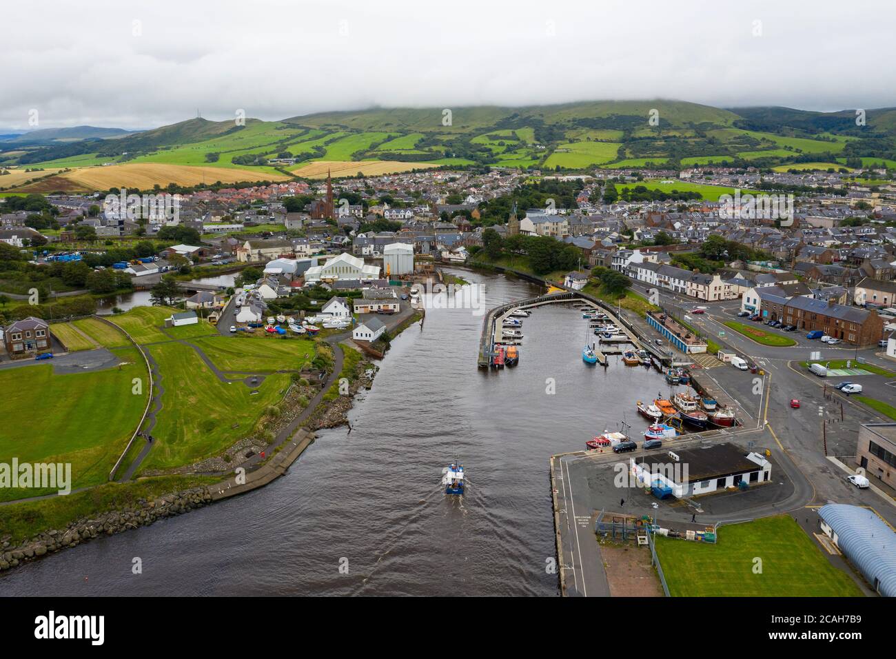 Luftaufnahme des Girvan Hafens und des Stadtzentrums, South Ayrshire, Schottland. Stockfoto