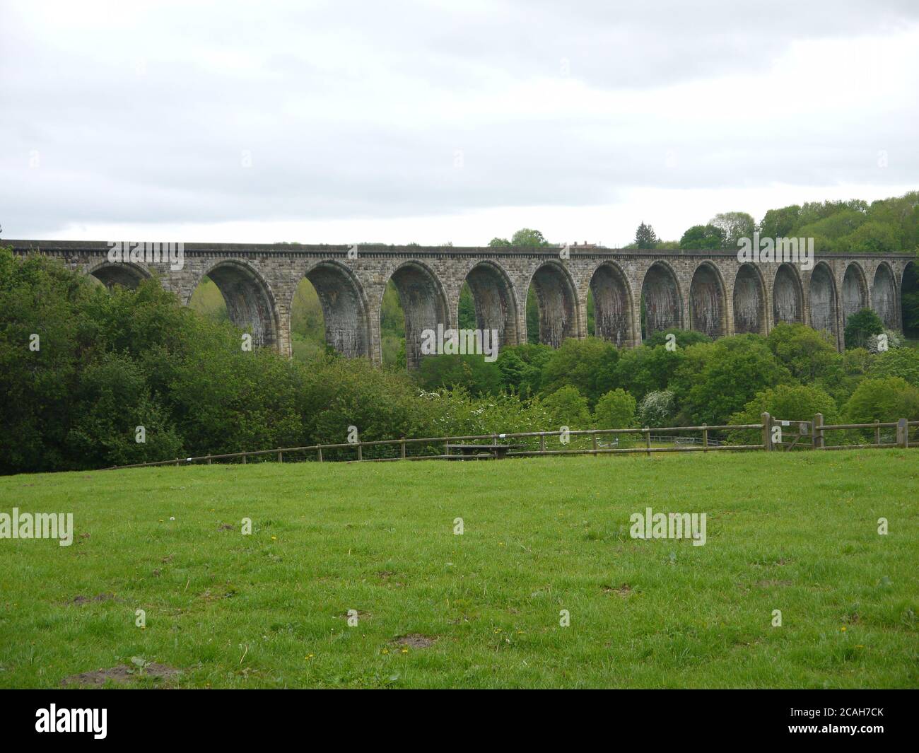 Aquädukt in der britischen Landschaft Stockfoto