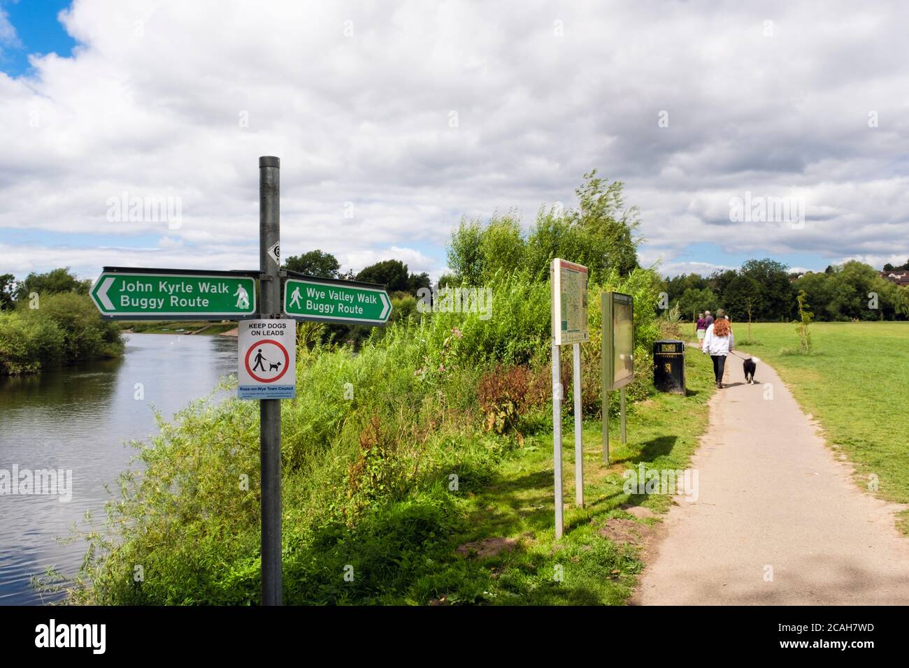 John Kyrle und Wye Valley zu Fuß Buggy Route Wegweiser und Weg durch einen Park am Fluss Wye. Ross on Wye, Herefordshire, England, Großbritannien Stockfoto