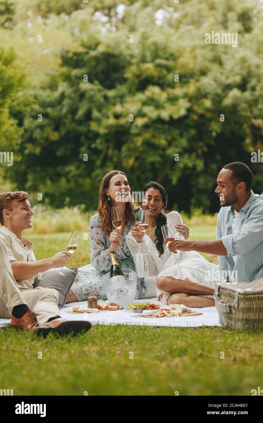 Multiethnische Menschen, die Spaß im Park haben. Gruppe von jungen Freunden, die Party im Park. Stockfoto