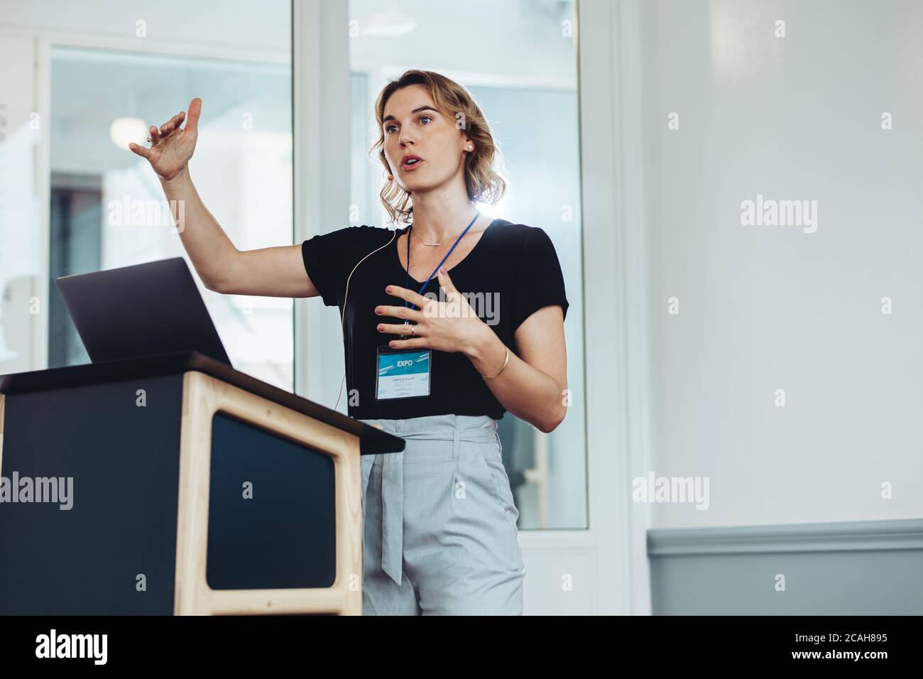Geschäftsfrau spricht von einem Podium in einem Seminar. Weibliche Profis, die auf einer Konferenz sprechen. Stockfoto