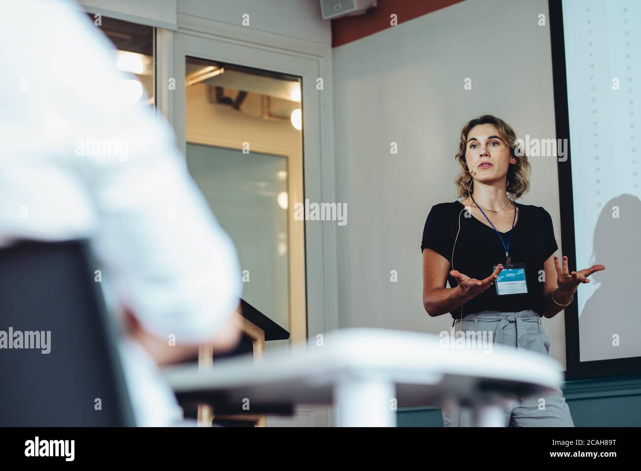 Geschäftsfrau, die Präsentation im Seminar gibt. Weibliche professionelle Austausch ihrer Ideen und Strategien in einer Konferenz. Stockfoto