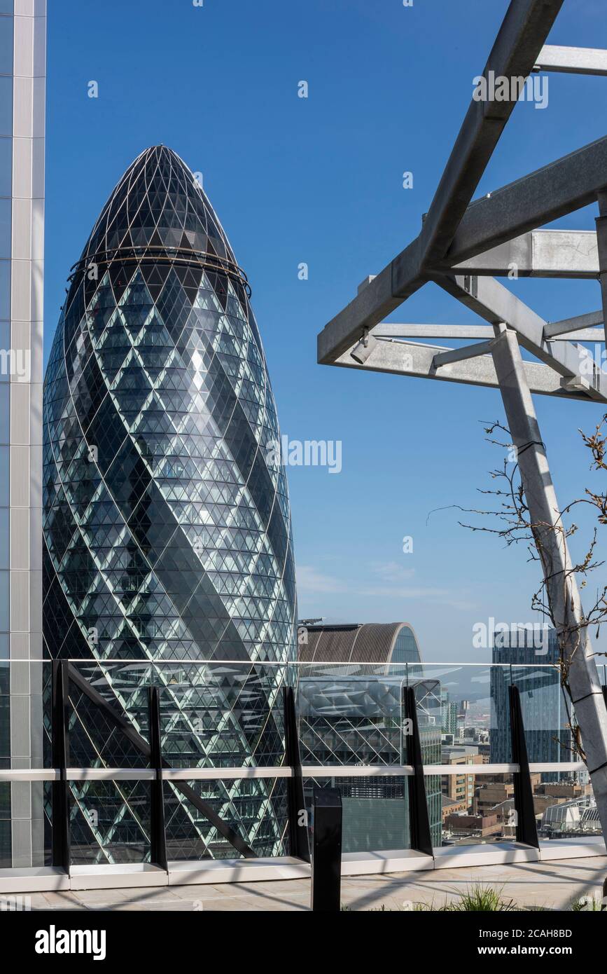 Blick aus dem 14. Stock von 100 Fenchurch Straße der Gherkin, mit der Dose von Ham (70 St. Mary Axe) daneben. 30 St Mary Ax, London, Großbritannien Stockfoto