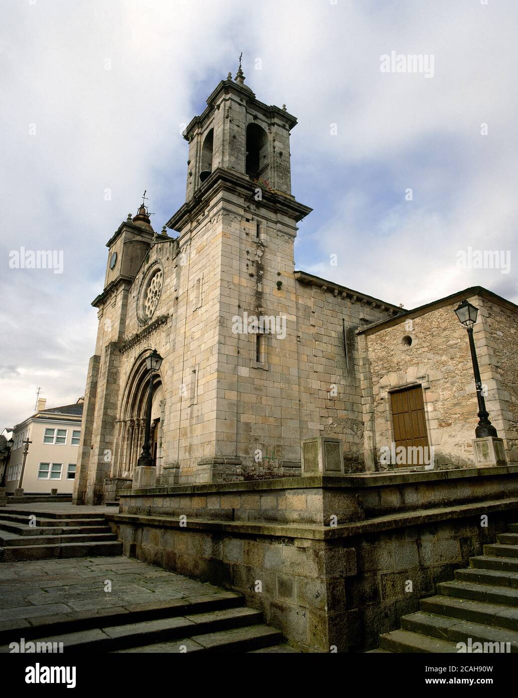 Spanien, Galicien, Provinz Lugo, Viveiro. Kirche Santa Maria del Campo (Unsere Liebe Frau von den Feldern). Es wurde in der zweiten Hälfte des 12. Jahrhunderts im romanischen Stil erbaut. Allgemeine Ansicht. Stockfoto