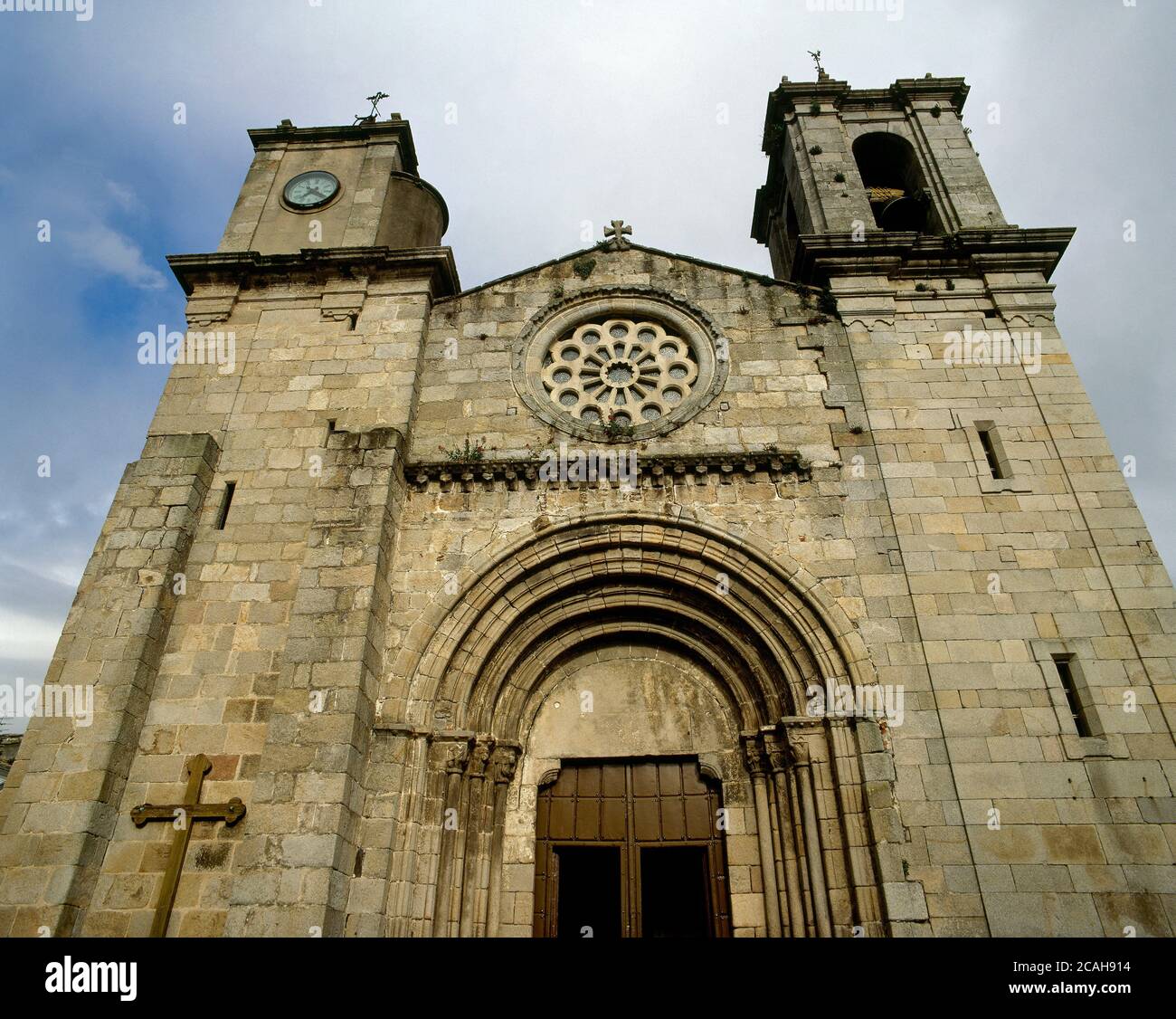 Spanien, Galicien, Provinz Lugo, Viveiro. Kirche Santa Maria del Campo (Unsere Liebe Frau von den Feldern). Es wurde in der zweiten Hälfte des 12. Jahrhunderts im romanischen Stil erbaut. Hauptfassade. Stockfoto