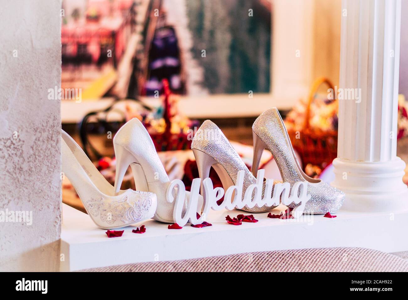 Hochzeitsdekor. Holztafel mit der Aufschrift Wedding. Hochzeit auf einem Teller grünen Hintergrund und einem Brunnen. Stockfoto