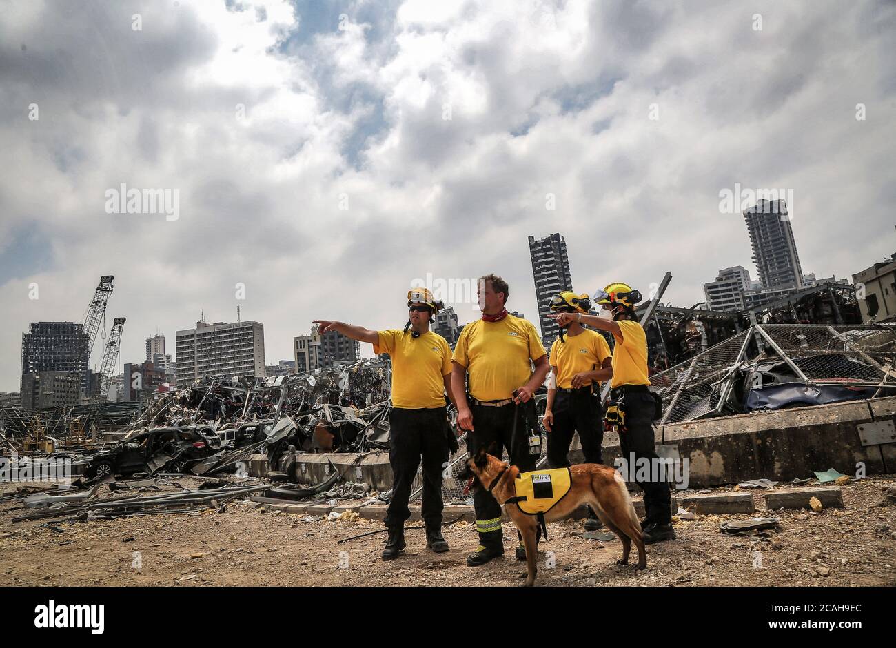 Beirut, Libanon. August 2020. Deutsche Zivilschutzmitglieder arbeiten im zerstörerischen Hafen von Beirut, als sich am Dienstag mehrere Verteidigungskräfte aus dem Ausland ihren libanesischen Kollegen auf der Suche nach Opfern der massiven Explosion im Hafen von Beirut anschlossen. Quelle: Marwan Naamani/dpa/Alamy Live News Stockfoto