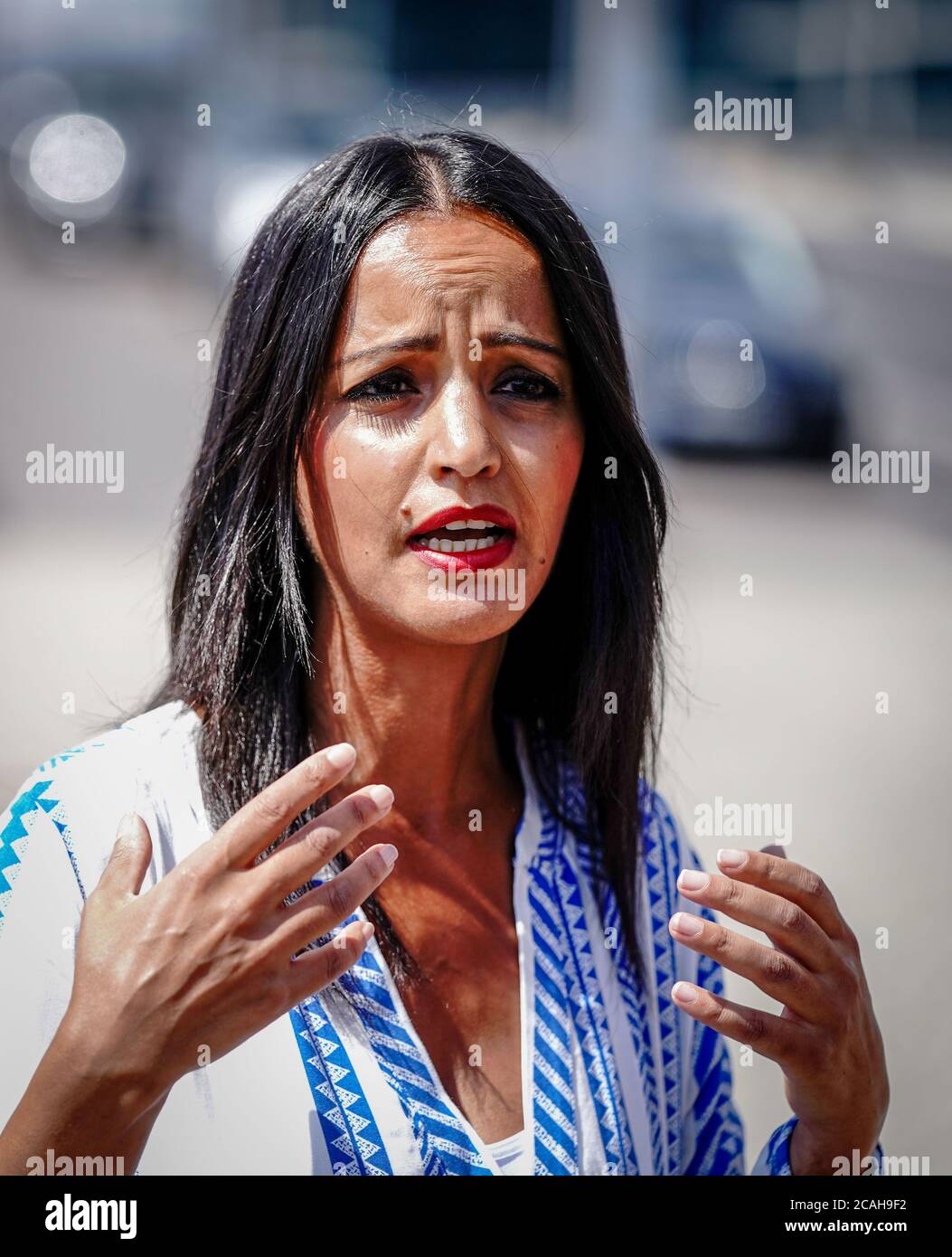 Berlin, Deutschland. August 2020. Sawsan Chebli (SPD), Staatssekretär in der Senatskanzlei Berlin, gibt Interviews neben den "LIEBESHASS"-Skulpturen am Ufer der Kapelle. Die Skulpturen werden während der deutschen EU-Ratspräsidentschaft zwei Monate in Berlin und Brüssel zu sehen sein, zuvor waren sie in vielen anderen Ländern zu sehen. Die Skulpturen sind symbolisch dafür, das Negative in das positive in Zeiten von Krise, Hass, Agitation, Angriffen auf Demokratie, Fake News und Spaltung zu verwandeln. Quelle: Kay Nietfeld/dpa/Alamy Live News Stockfoto