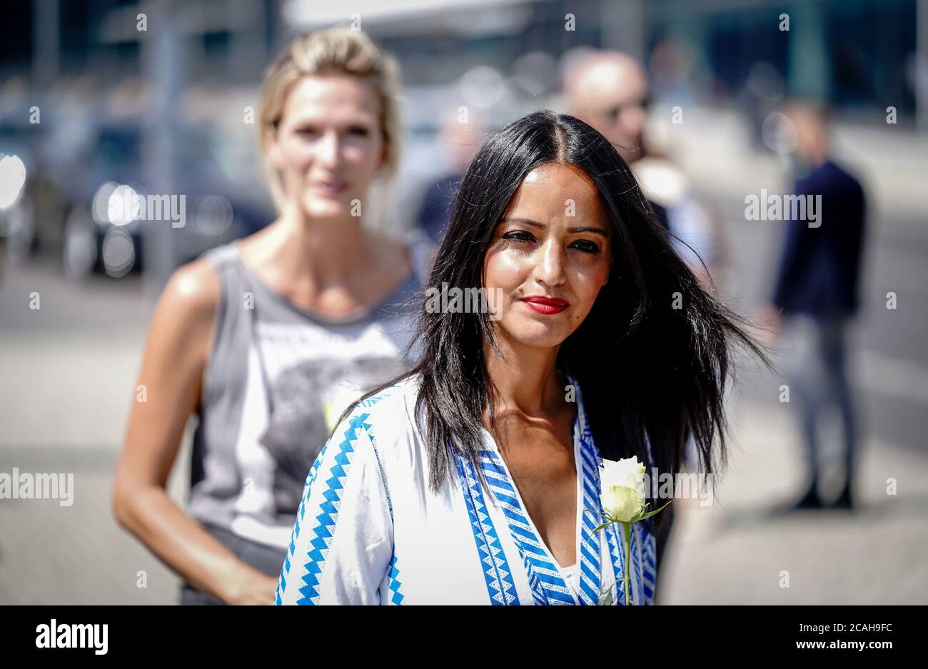 Berlin, Deutschland. August 2020. Die Künstlerin Mia Florentine Weiss (l.) und Sawsan Chebli (SPD), Staatssekretärin in der Berliner Senatskanzlei, geben neben den "LIEBESHASS"-Skulpturen am Ufer der Kapelle Interviews. Die Skulpturen werden während der deutschen EU-Ratspräsidentschaft zwei Monate in Berlin und Brüssel zu sehen sein; zuvor waren sie bereits in vielen anderen Ländern zu sehen. Die Skulpturen sind symbolisch dafür, das Negative in das positive in Zeiten von Krise, Hass, Agitation, Angriffen auf Demokratie, Fake News und Spaltung zu verwandeln. Quelle: Kay Nietfeld/dpa/Alamy Live News Stockfoto