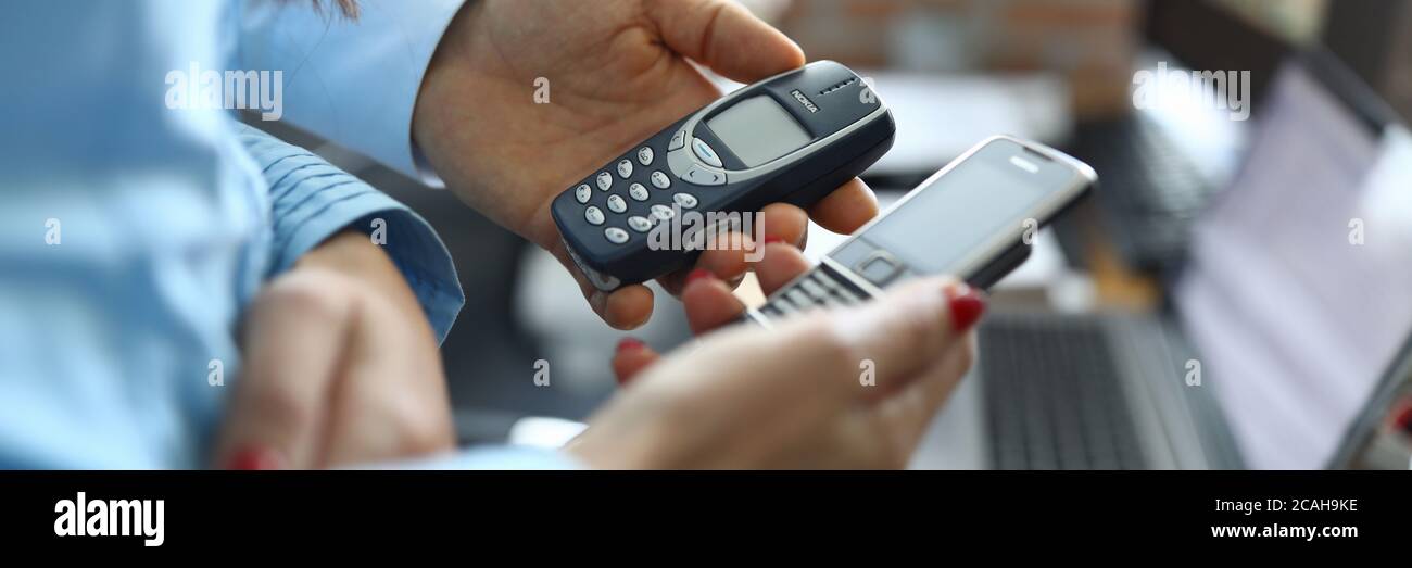 Zwei Geschäftsleute Hol Button vintsge Telefon nokia Stockfoto
