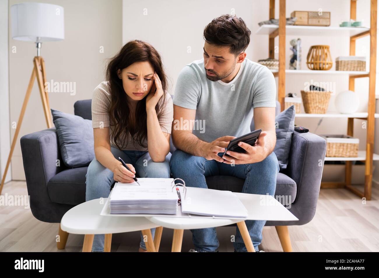 Familie In Finanziellen Schwierigkeiten Mit Stress Über Schulden Und Geld Stockfoto