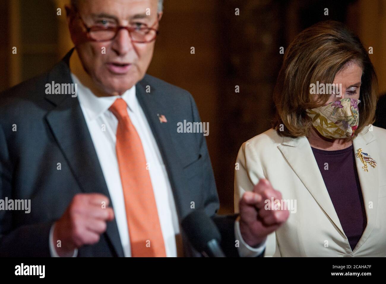 Die Sprecherin des Repräsentantenhauses der Vereinigten Staaten, Nancy Pelosi (Demokrat von Kalifornien), und der Minderheitsführer des US-Senats, Chuck Schumer (Demokrat von New York), sprechen nach einem Treffen mit dem Stabschef des Weißen Hauses, Mark Meadows, mit Reportern. Und US-Finanzminister Steven T. Mnuchin bezüglich des COVID-19-Konjunkturpakets, das über drei Stunden im US-Kapitol in Washington, DC dauerte., Donnerstag, 6. August 2020. Kredit: Rod Lampey/CNP /MediaPunch Stockfoto