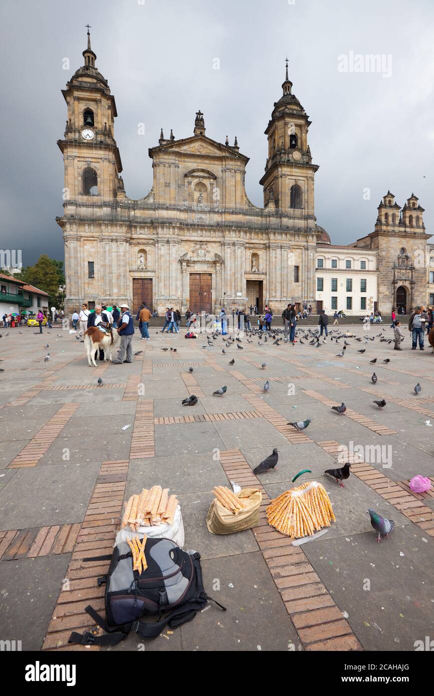 Bogota, La Candelaria, Kolumbien - Plaza de Bolivar und Kathedrale am Hauptplatz in der Innenstadt mit Maisprodukten einer Straße vend Stockfoto