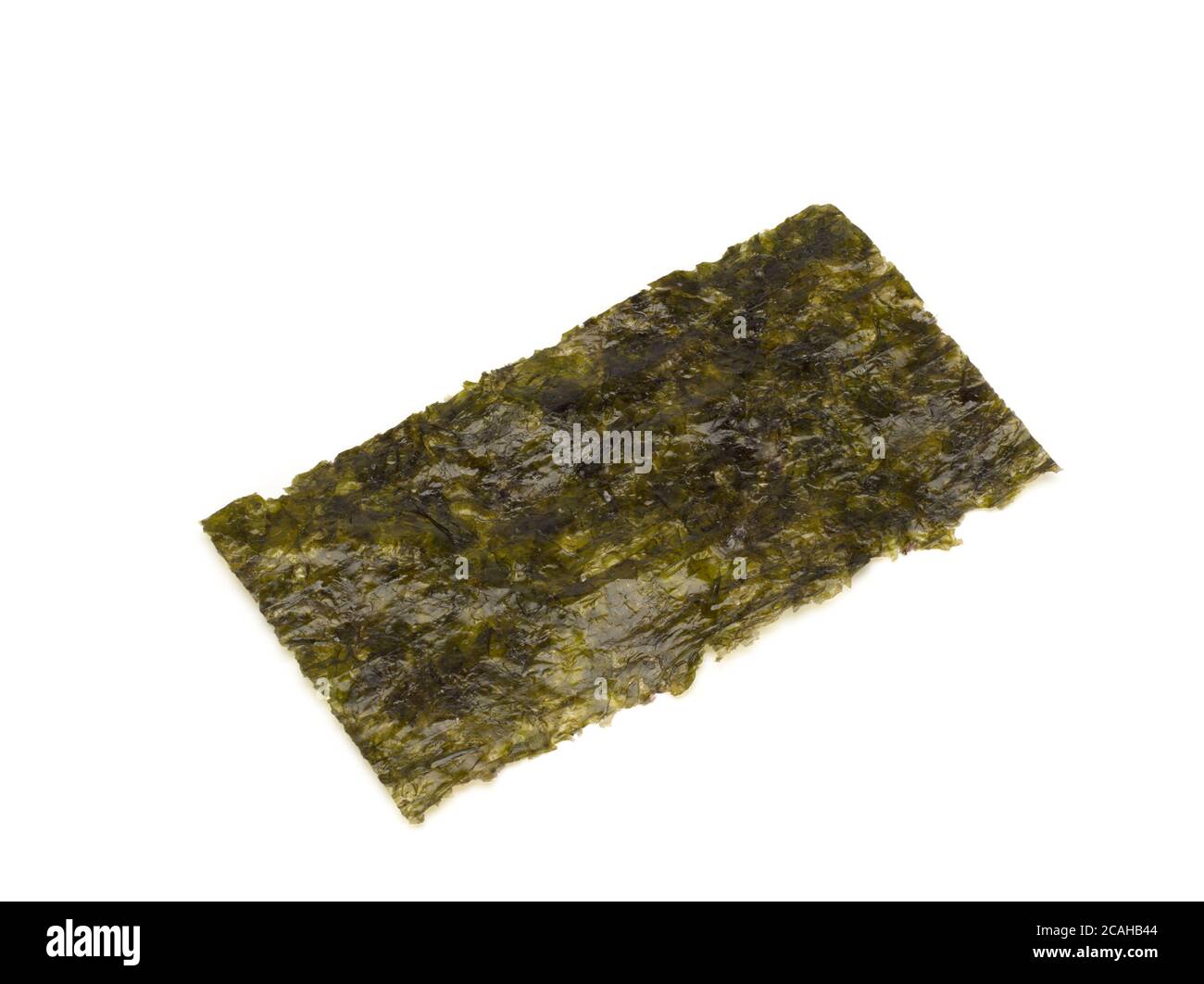 Ein geröstetes Blatt Seetang, isoliert auf weißem Hintergrund. Asiatische gesunde trockene Nori Snack-Lebensmittel. Stockfoto