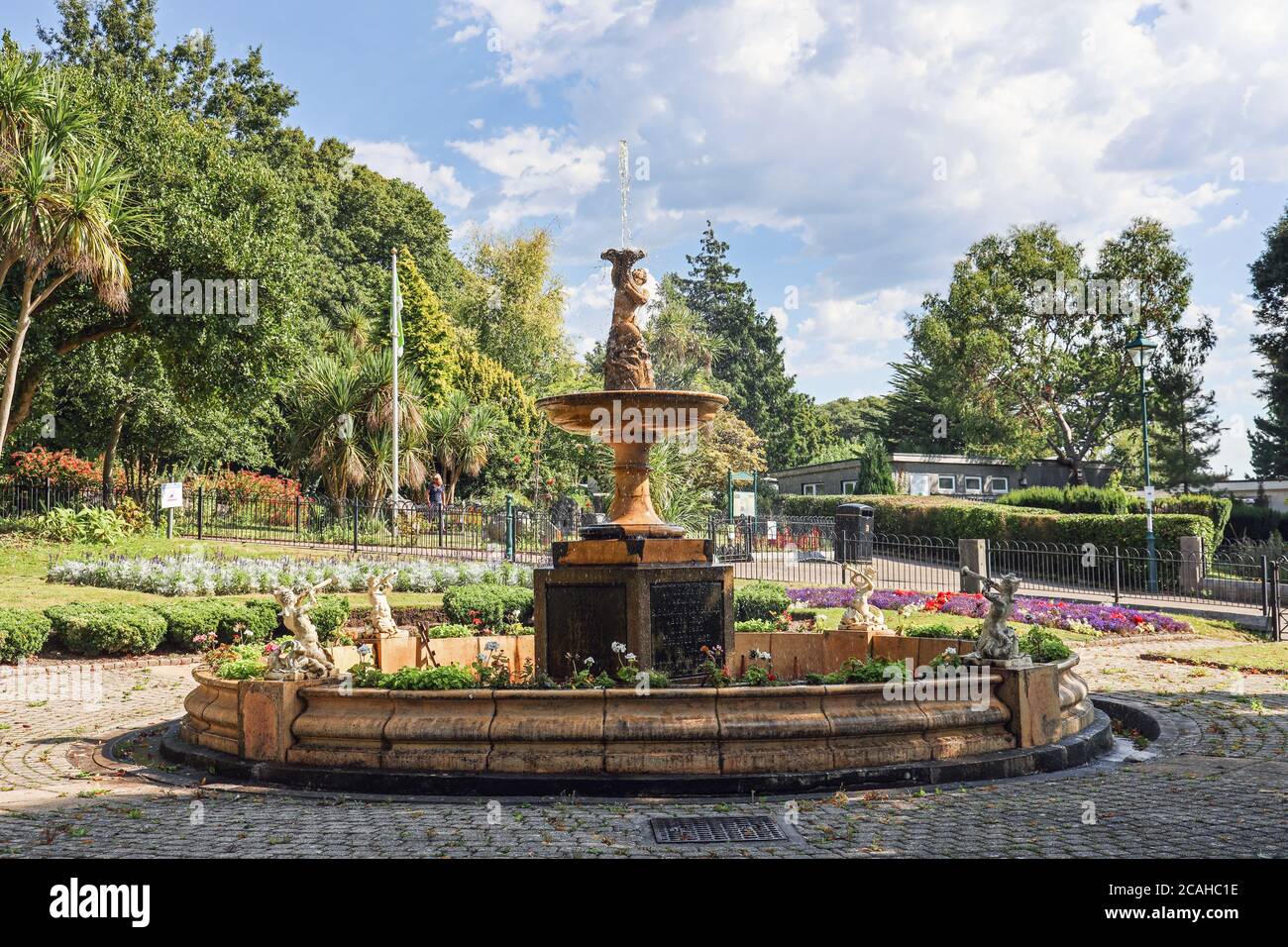 Der Devonport Park in Plymouth wird oft als der Peoples Park bezorgt. Mit festgestelltem Gartenstück einschließlich des Napier-Brunnens auf diesem Foto in voller Länge Stockfoto