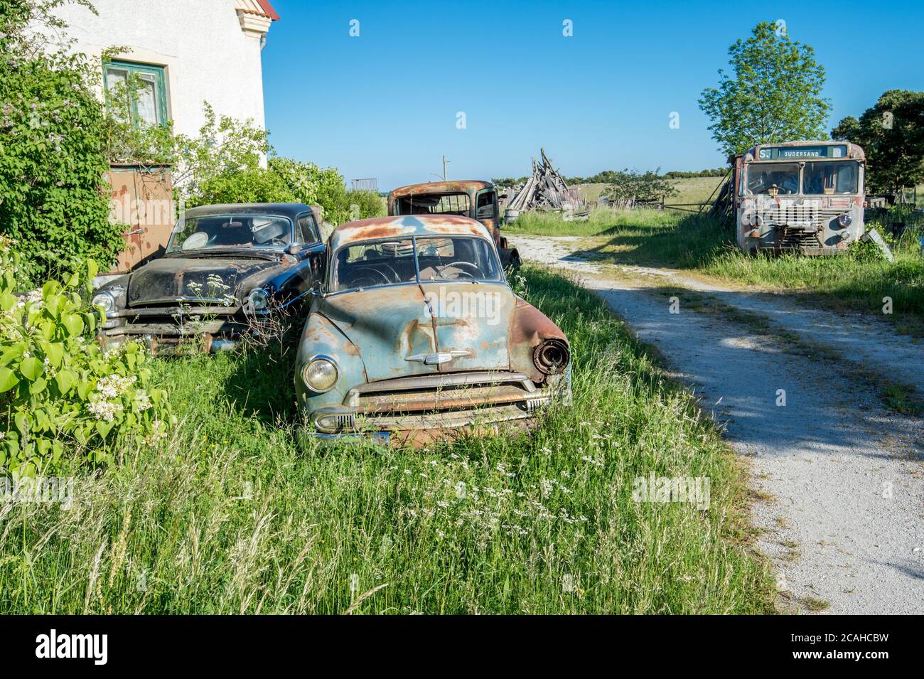 Kutens Petrol ist ein berühmtes Vintage-Restaurant auf Fårö in Schweden, das sich klassischen Rock and Roll, rostigen alten Autos und Americana widmet. Stockfoto