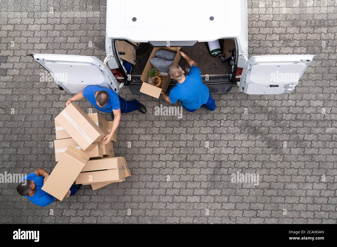 Öffnen Sie Die Lkw-Zustellung. Mover Men Umzugsboxen Stockfoto