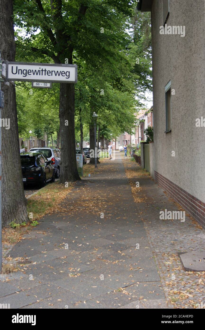Häuserzeile/Fußweg in der Straße am Heideberg Ecke Ungewerterweg in der Gartenstadt Staaken in Berlin-Spandau. Stockfoto