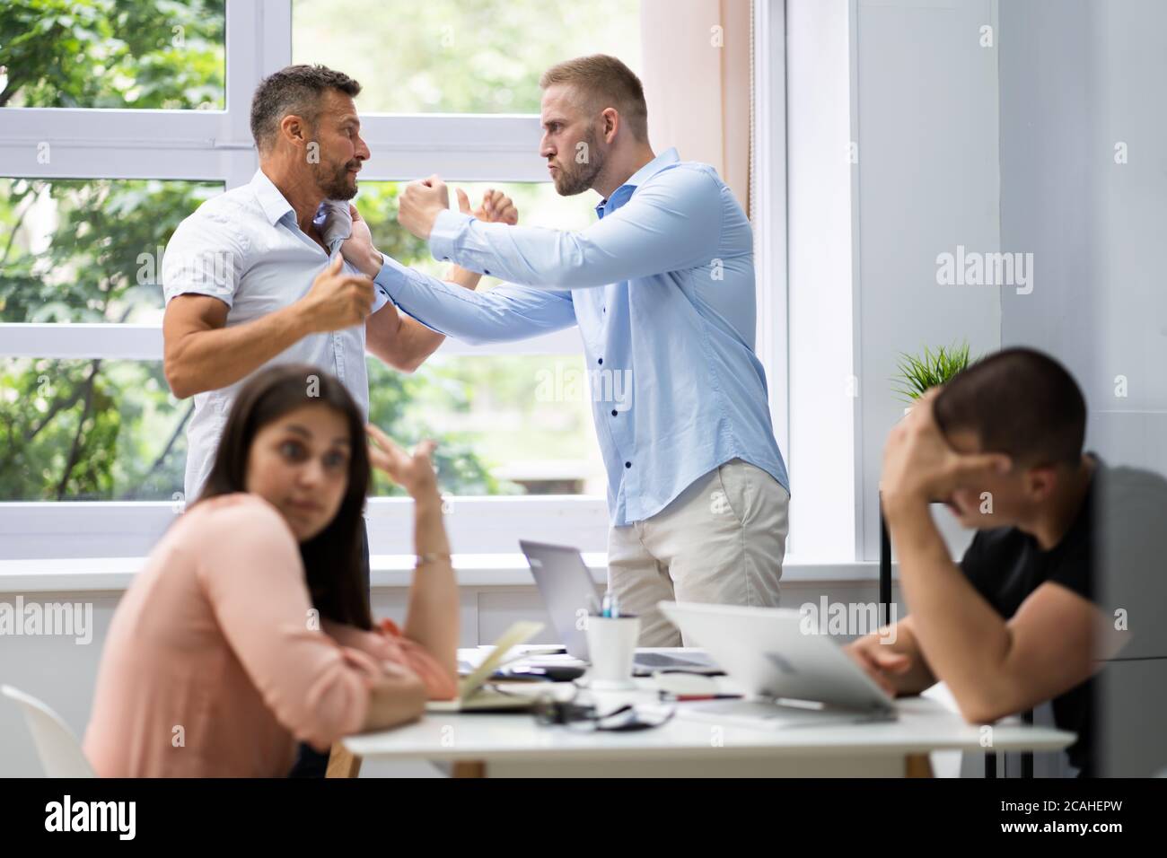 Druck Am Arbeitsplatz Im Büro. Mobbing Boss Conflict Stockfoto