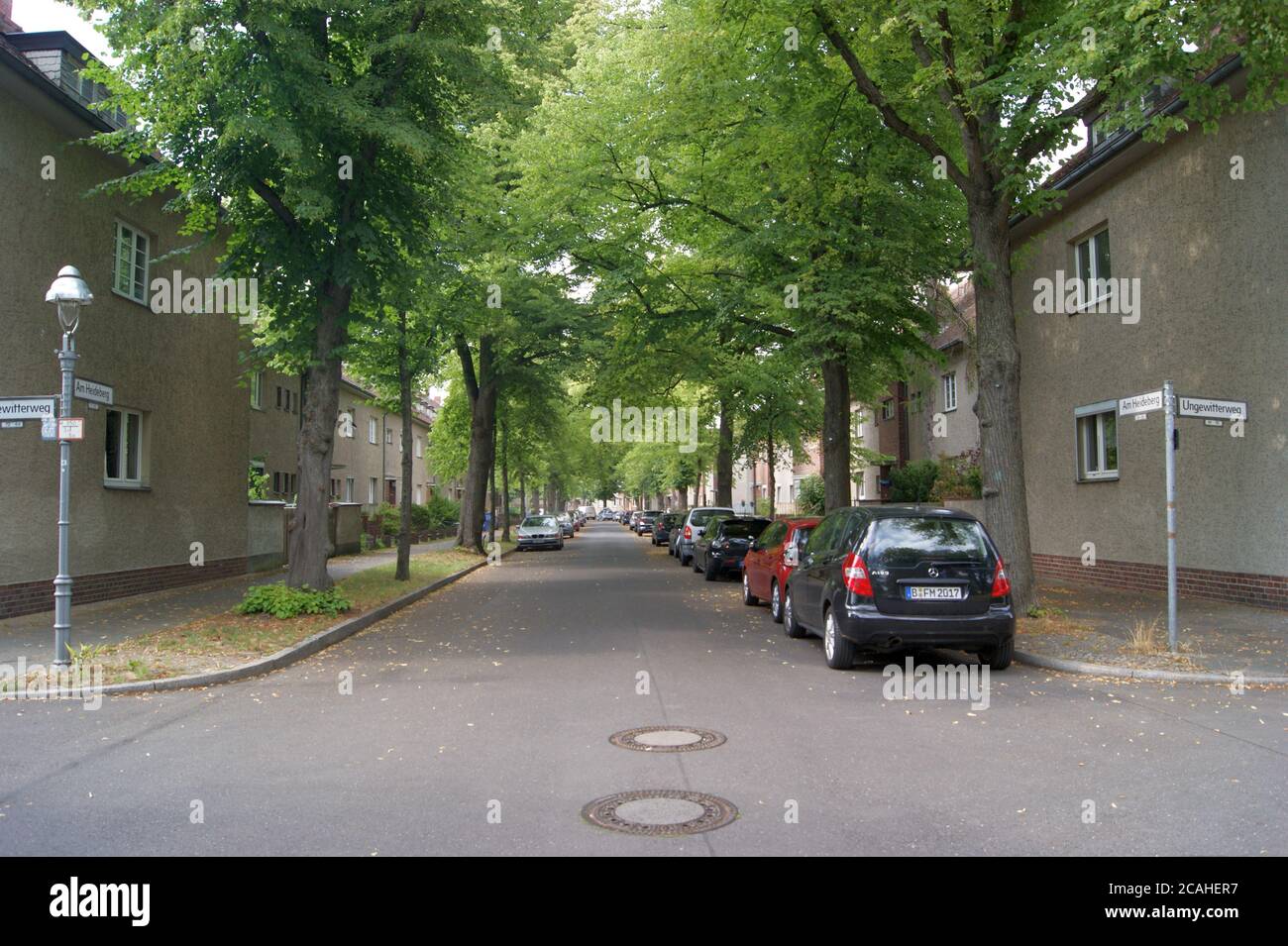 Am Heideberg Ecke Ungewerterweg in der Gartenstadt Staaken in Berlin-Spandau, Blickrichtung Nord zum Finkenkruger Weg Stockfoto