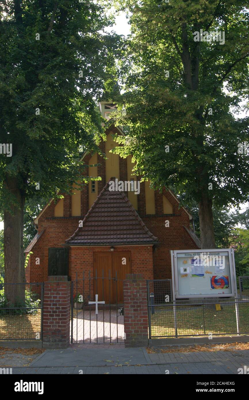 Die evangelische Kirche Staaken-Gartenstadt in Staaken, Berlin-Spandau, an der Zeppelin-Grundschule gelegen Stockfoto