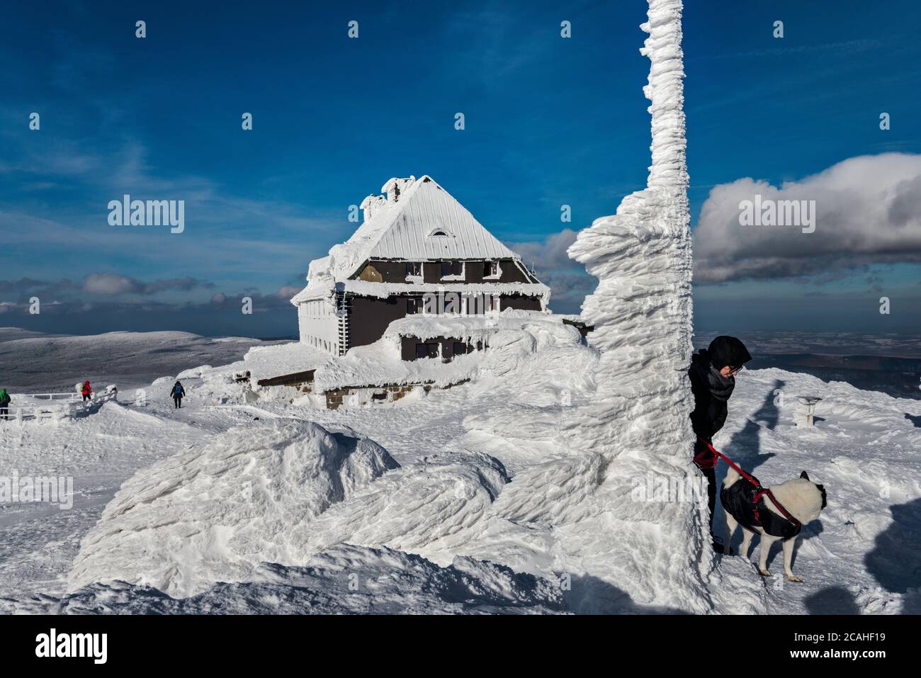 Berghütte, Eis und Schnee eingeschlossen, in Szrenica, in Karkonosze-Gebirge, Sudetengebirge, Nationalpark Karkonosze, Polen Stockfoto