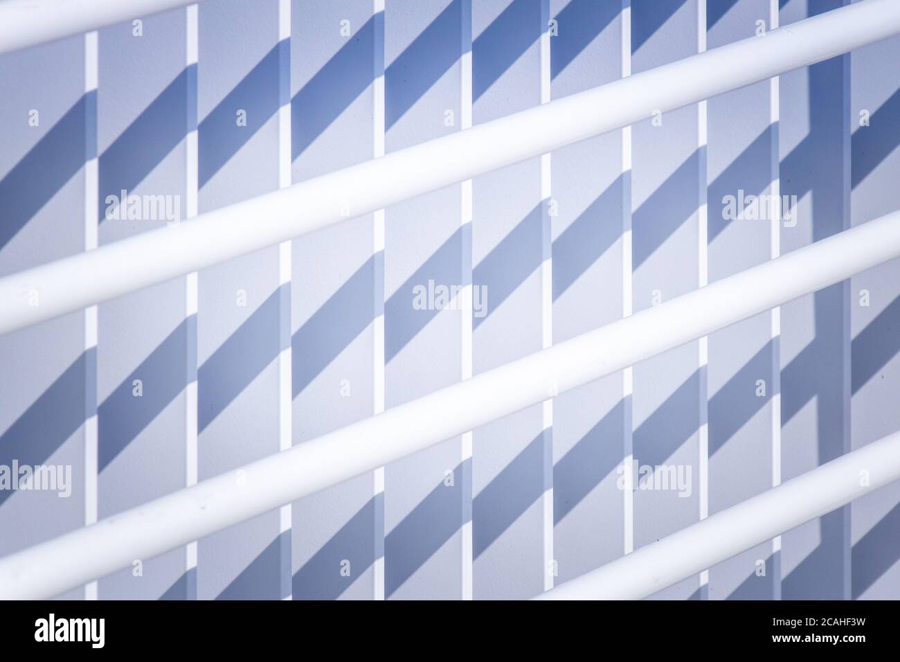 Barriere mit Schatten und Licht und geometrischem Effekt Stockfoto