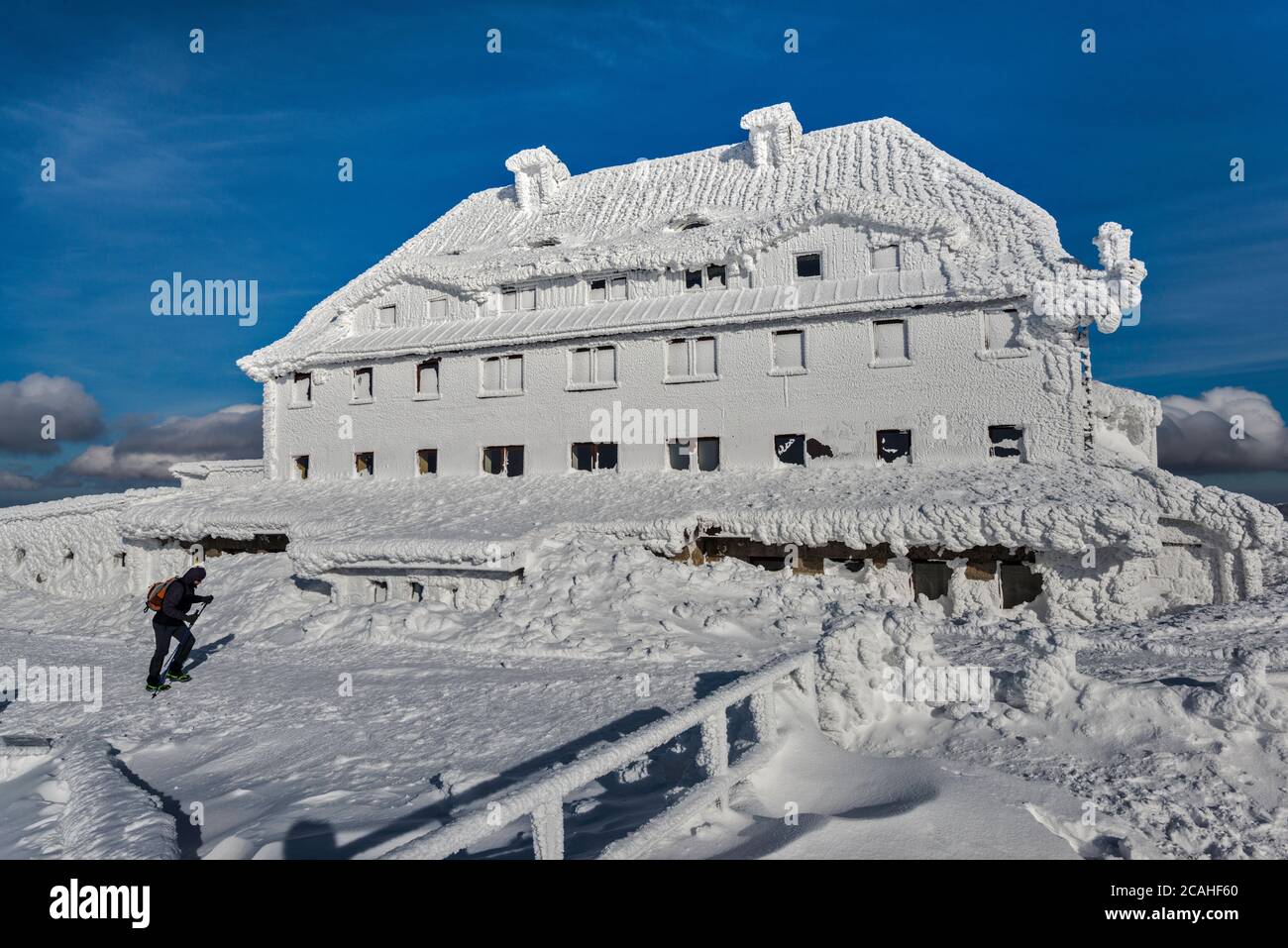 Berghütte, Eis und Schnee eingeschlossen, in Szrenica, in Karkonosze-Gebirge, Sudetengebirge, Nationalpark Karkonosze, Polen Stockfoto