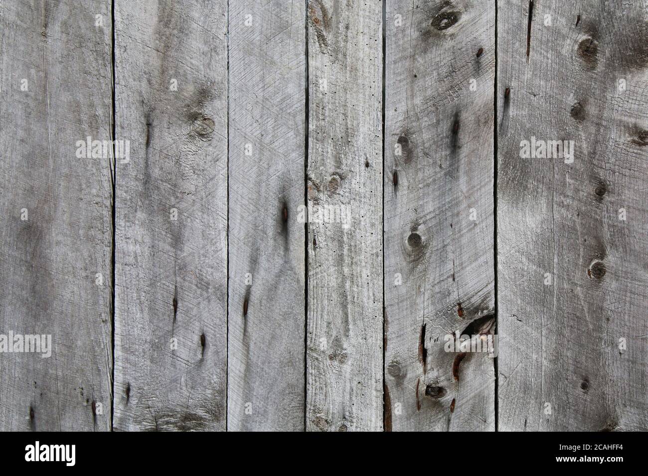Natürliche alte vintage knotty verwitterte alte Holz Zaun Board vertikal Ansicht geeignet für Website Hintergrund Marketing Hintergründe Backdrops Architektur Stockfoto