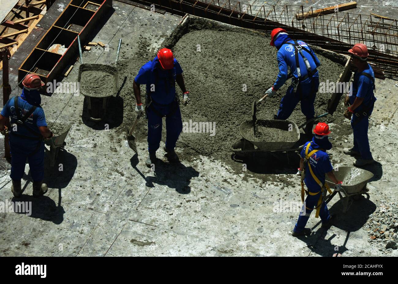 Rio de Janeiro, Brasilien 13. November 2018 Arbeiter transportieren Zement als Bau eines Geschäftsgebäudes Stockfoto