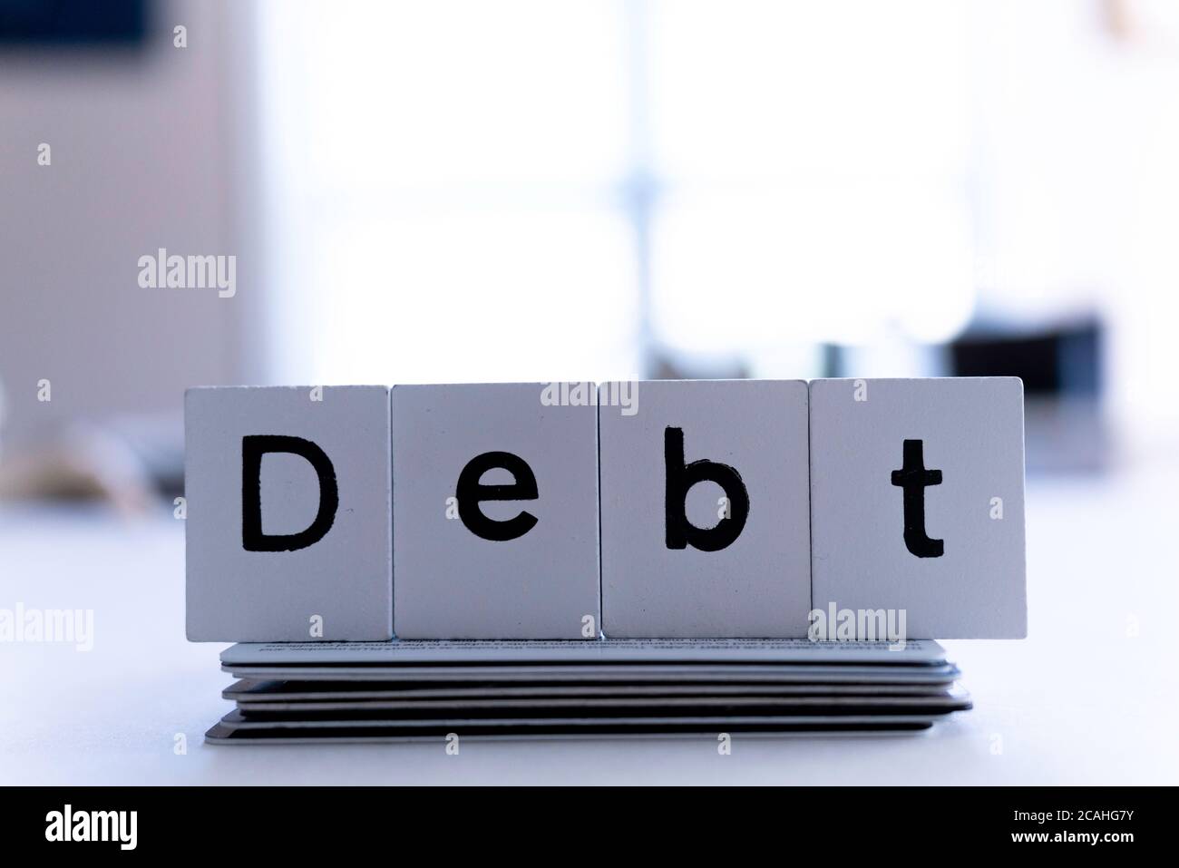Skeleton Hand hält Kreditkarten, um Kreditkarten-Schulden zu illustrieren Stockfoto