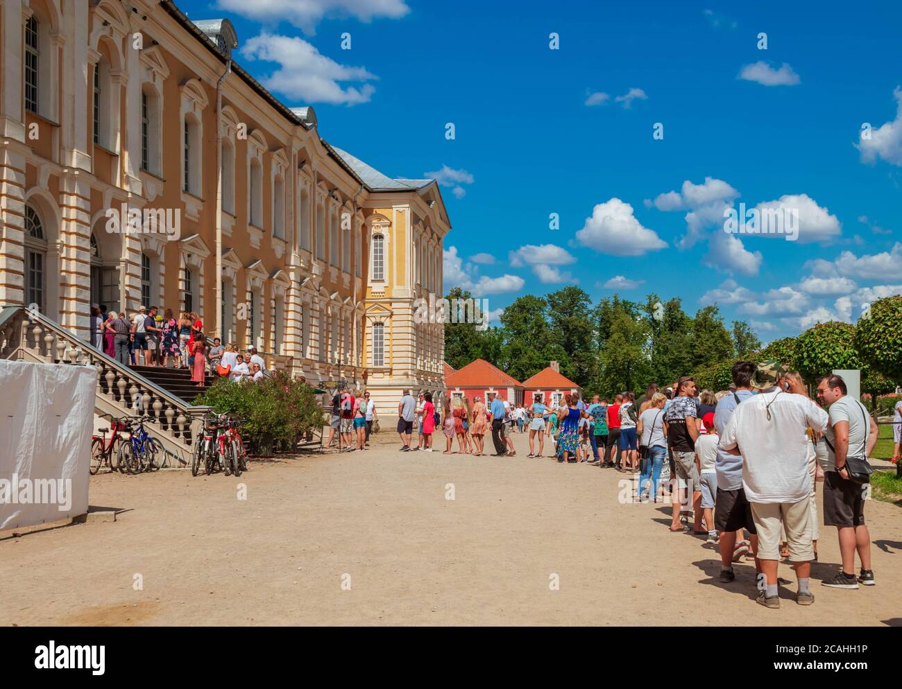 Touristen, die vor dem Rundale Palace Schlange stehen, missachten die sozialen Distanzierungsregeln. Stockfoto