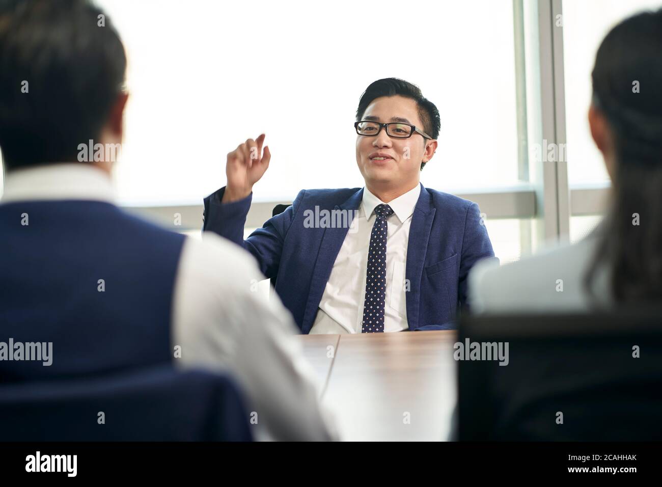 Junge asiatische Business Person im Gespräch groß vor hr Interviewer während Job-Interview Stockfoto