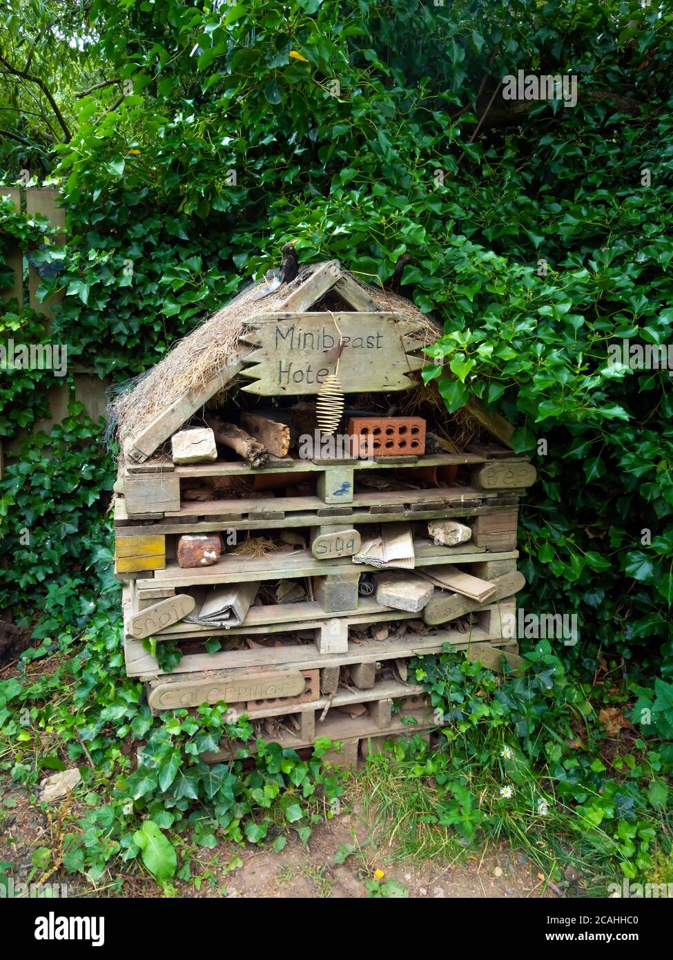 Ein Fehler-Haus gebaut aus Ziegel Fliesen und Holz zur Erhaltung Zucht Winterschlaf und Studie von Insekten dienen Stockfoto