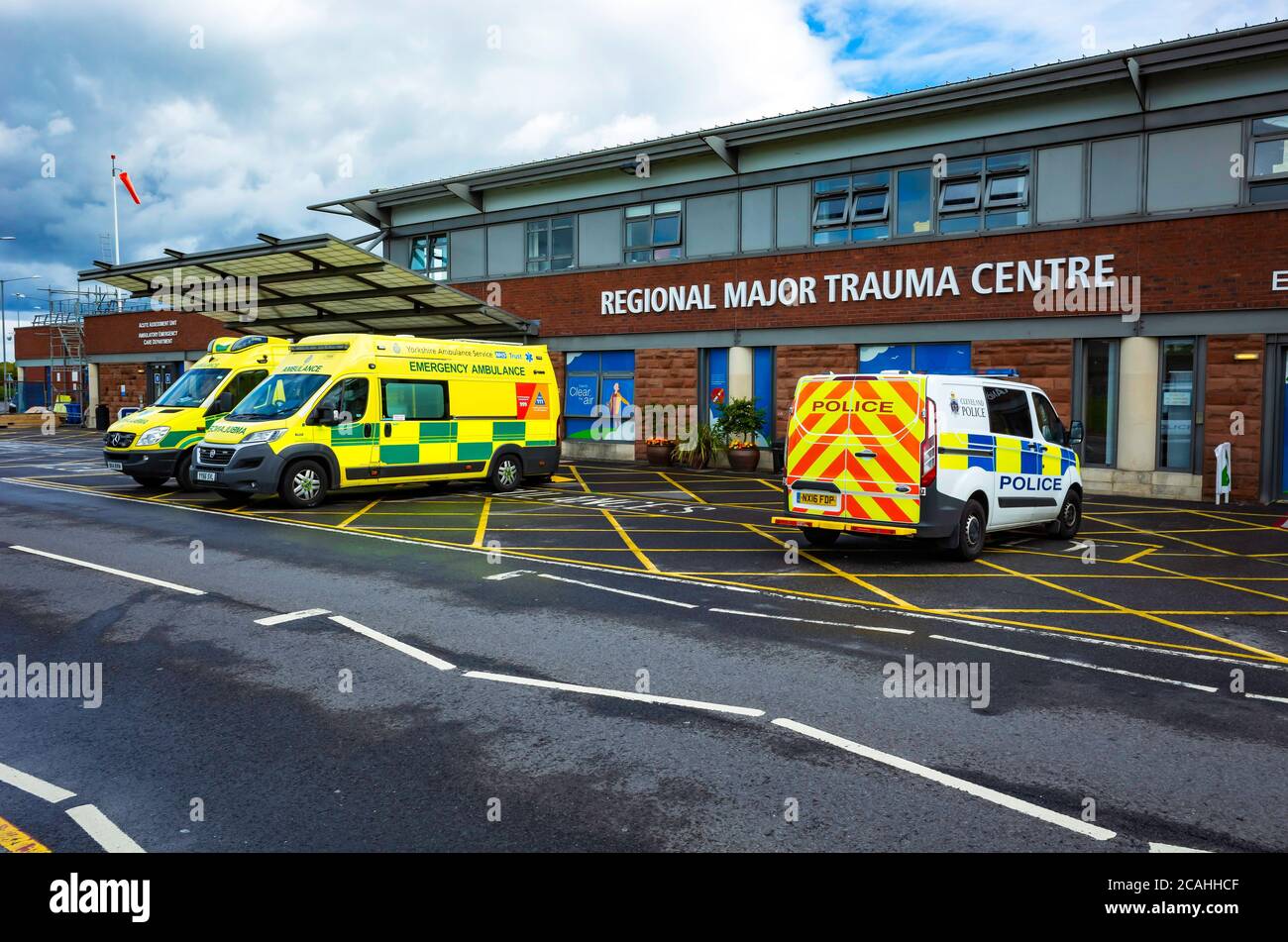 NHS Krankenwagen außerhalb der Regionalen großes Trauma Center oder Unfall und Notfall bei James Cook University Hospital in Middlesbrough Stockfoto